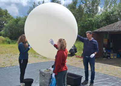 TPEx-BISTUM: Adrienne, Luca and Holger holding a balloon