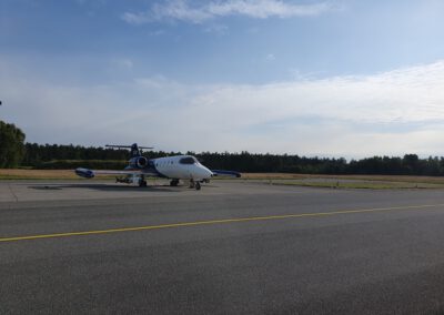 TPEx Learjet auf Rollfeld vor F06