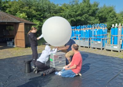 TPEx-BISTUM: Christine, Sina, Chistian and Ralf inflating a balloon